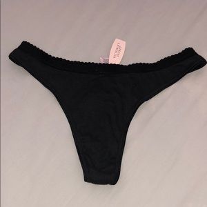 Victoria’s Secret Low Rise Thong- Black